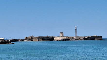 Castillo de San Sebastián desde la playa de La Playa de la Caleta en una imagen lejana y en altura