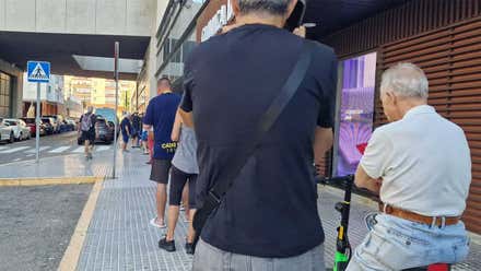 Quejas por el sistema de recogida de los carnés físicos del Cádiz CF