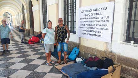 Regresa la concentración de personas sin hogar a los bajos del Ayuntamiento de Cádiz