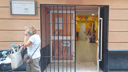 La guardería de la calle Cobos de Cádiz seguirá cerrada tras detectarse grietas tras el derrumbe