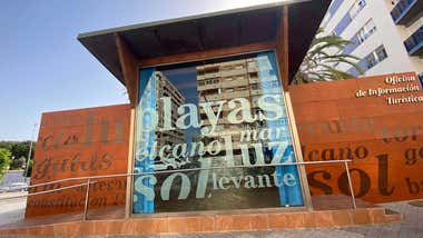 Obligadas a trabajar sin aire acondicionado en la Oficina de Turismo de Cádiz en plena ola de calor