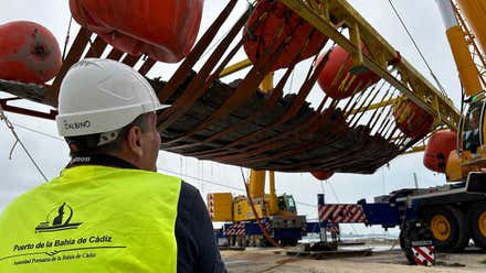 El puerto de Cádiz recupera un pecio del siglo XVII tras una complicada operación