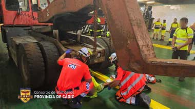 Rescatado un trabajador atrapado bajo una grúa en el puerto de Cádiz