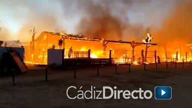 Un incendio arrasa un chiringuito en El Palmar