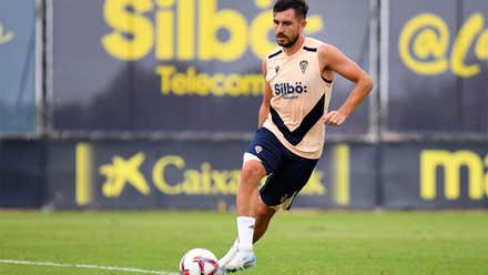 El Cádiz CF renueva a uno de sus jugadores más valorados y pieza clave en la defensa