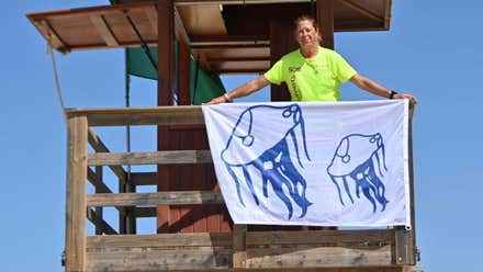 65 asistencias por picaduras de medusa y bandera de advertencia ayer en la Playa de la Victoria de Cádiz