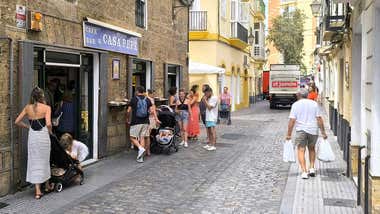 Cádiz, entre las ciudades más educadas y generosas en las propinas de España. Sus visitantes...