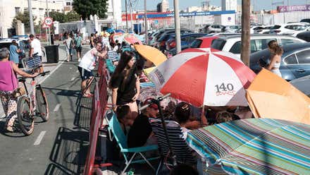 El fenómeno Omar Montes llega a Cádiz: colas bajo un sol abrasador