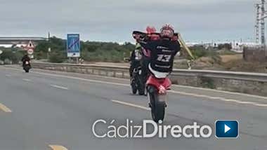 Investigado un motorista por ir haciendo 'caballitos' en una carretera en obras de Cádiz