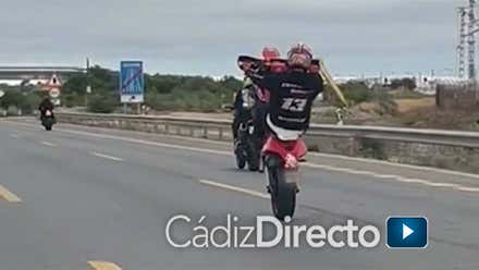 Investigado un motorista por ir haciendo 'caballitos' en una carretera en obras de Cádiz