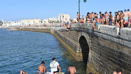 Dos personas hospitalizadas y otras tres rescatadas por una fuerte corriente de resaca en Cádiz
