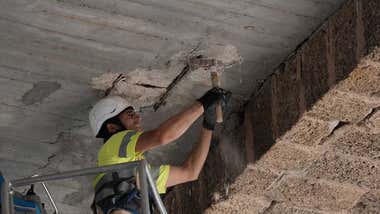 El Ayuntamiento de Cádiz actúa de urgencia en Puerta de Tierra por la aparición de una grieta