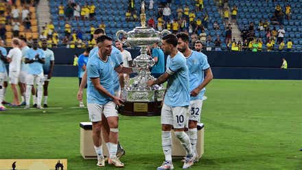 Jugadores del Lazio levantan la copa de la última edición del Trofeo Carranza.