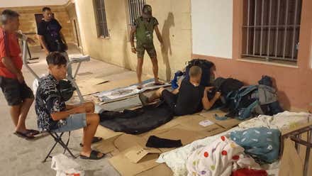 Media docena de personas sin hogar llevan dos noches durmiendo al raso en la Plaza Macías Rete de Cádiz