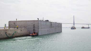 Fondeado el primer cajón de la ampliación de la Terminal de Contenedores en Cádiz