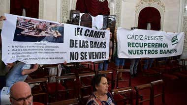 Bruno García vive el Pleno con más protestas desde que es alcalde de Cádiz