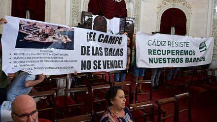 Bruno García vive el Pleno con más protestas desde que es alcalde de Cádiz