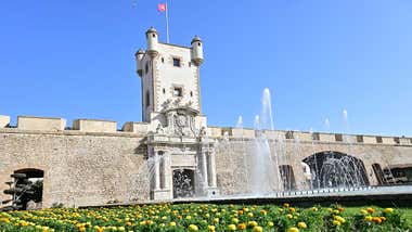 Aparece una fisura en uno de los arcos de la Puerta de Tierra de Cádiz