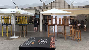 Roban en una docena de puestos de la Plaza de Cádiz tras colarse por una rendija en la entrada