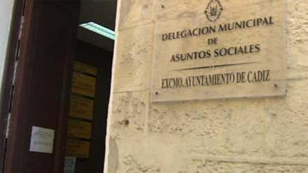 Denuncian retrasos en los pagos de ayudas sociales en Cádiz