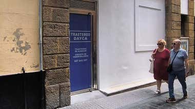 Trasteros, lavanderías, consignas, duchas... La nueva vida de locales del centro de Cádiz