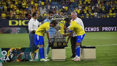 Jugadores del Cádiz levantan la copa del LXIX Trofeo Carranza