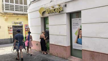 Denuncian a Unicaja por cobrarle por un certificado a un usuario de 76 años de Cádiz