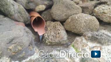Denuncian el vertido de cientos de metros cúbicos de agua potable desde el Castillo de San Sebastián de Cádiz