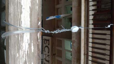 Indignación en Cádiz por el cableado de un alumbrado extraordinario en sus balcones