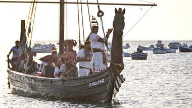 Un supuesto barco fenicio llega a La Caleta durante el Evento Cádiz Fenicia