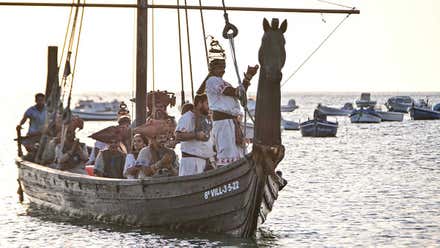 Un supuesto barco fenicio llega a La Caleta durante el Evento Cádiz Fenicia
