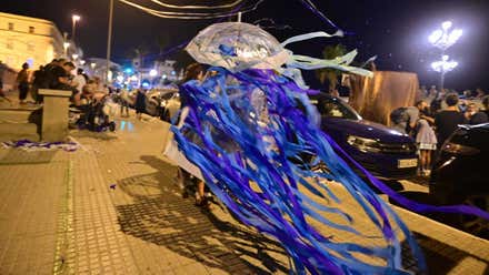 Caos organizativo en un deslucido y descontrolado pasacalles de inauguración poco fenicia de Cádiz Fenicia