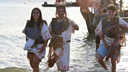 Un grupo de personas sale del agua vestidos de fenicios durante uno de los actos de Cádiz Fenicia.