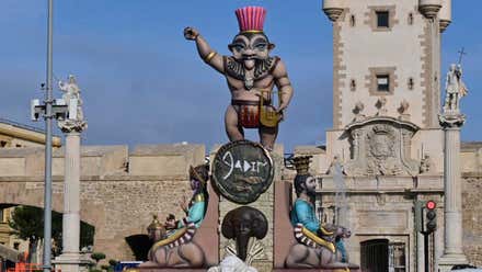 Montaje alegórico a una divinidad fenicia instalada frente a las Puertas de Tierra durante 'Cádiz Fenicia'.
