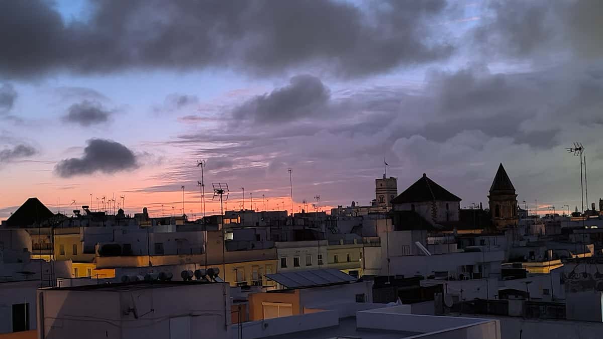 Cádiz ya disfruta del 'cometa del siglo', pero habrá que esperar para lo mejor. Guía para su observación