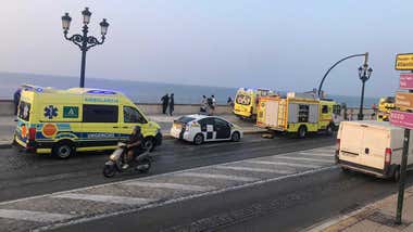 Rescatada una persona sin hogar tras caer por los bloques del Campo del Sur de Cádiz