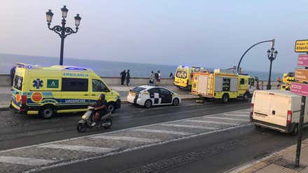 Rescatada una persona sin hogar tras caer por los bloques del Campo del Sur de Cádiz