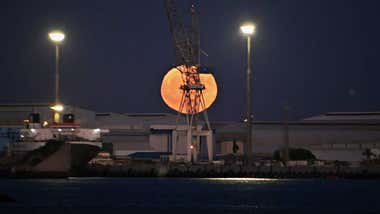 Superluna y eclipse lunar esta noche: Dónde y cómo disfrutar este espectáculo en Cádiz