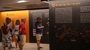 Varias personas visitan una de las exposiciones exhibidas en el espacio Entre Catedrales.