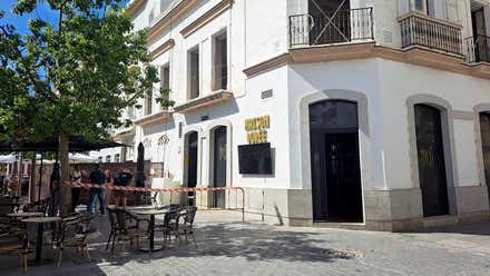 Hospitalizado tras caerle encima el forjado de un balcón en la Plaza de San Juan de Dios de Cádiz