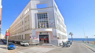 Un trabajador herido al desplomarse un techo en el Instituto Columela de Cádiz