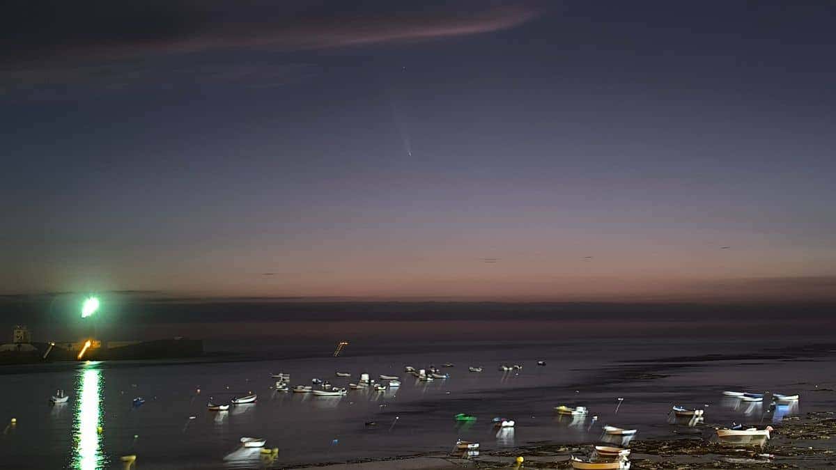Las espectaculares imágenes del cometa del siglo sobre La Caleta de Cádiz