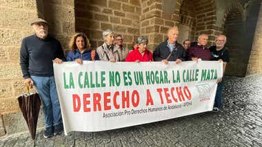 Concentración por la última persona sin hogar fallecida en Cádiz: “La calle mata”