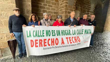 Concentración por la última persona sin hogar fallecida en Cádiz: “La calle mata”