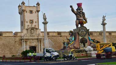 Comienza la retirada del monumento central de Cádiz Fenicia una semana después de que el Ayuntamiento lo anunciara