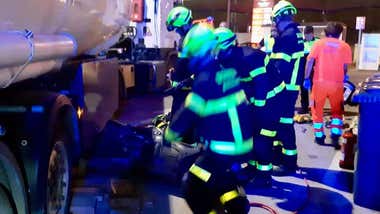 Un motorista, grave tras quedar atrapado bajo un camión cisterna en la Carretera Industrial de Cádiz