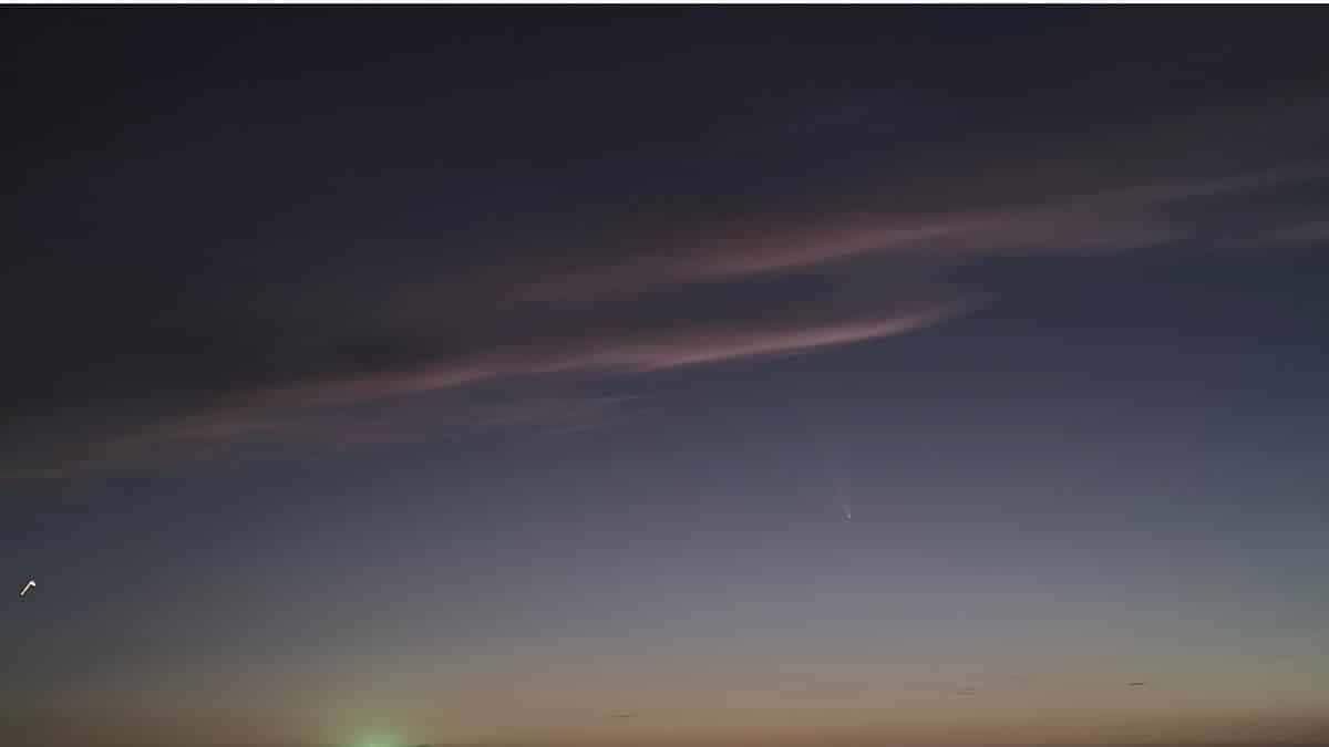 Las espectaculares imágenes del cometa del siglo sobre La Caleta de Cádiz