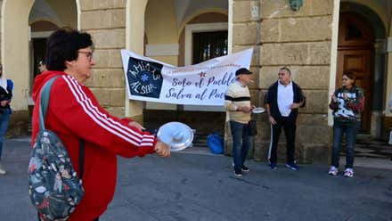 “Menos luces y más comedor”: Amigas al Sur protesta frente al Ayuntamiento de Cádiz tras su cierre