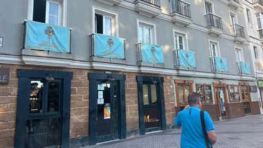 Quejas en Canalejas por la instalación sin permiso de reposteros del Rosario en balcones privados por el Ayuntamiento de Cádiz