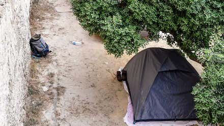 Concentración en memoria de la persona sin hogar fallecida en los jardines bajo Puerta Tierra